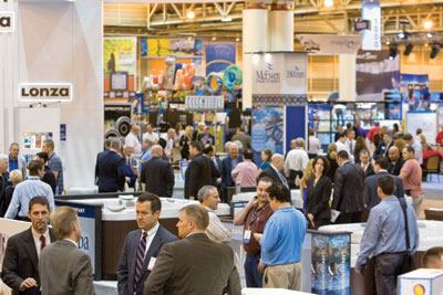 Meet and
greet: Attendees and exhibitors at the 2012 International
Pool | Spa | Patio Expo found the busy show floor a good place for
networking.