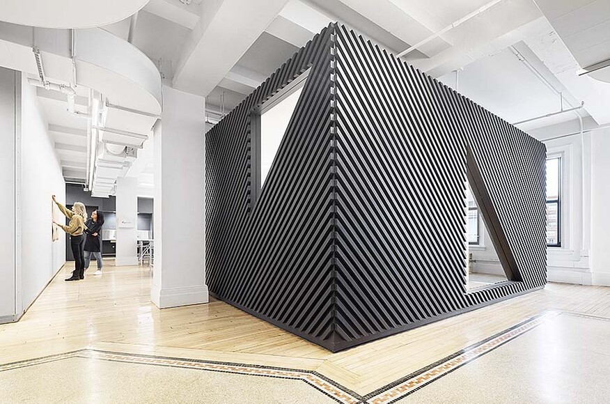 A striated volume for large meetings organizes the spaces around it. Design studio, skyroom and collaborative space are defined by the existing perimeter and programmatic islands.