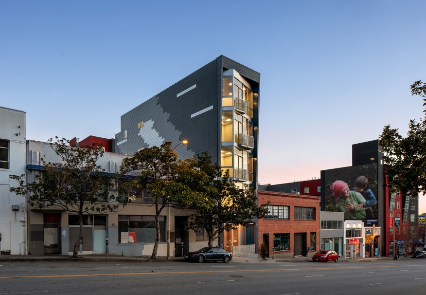 The Harrison Street facing façade can be admired amongst the traffic jam that typically awaits the onramp to the San Francisco-Oakland Bay Bridge.