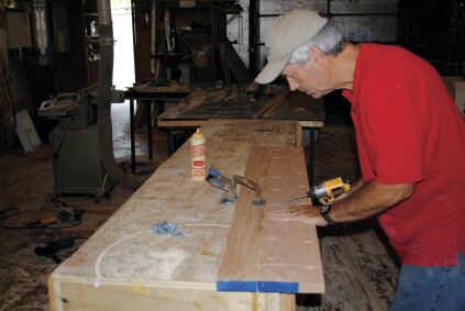 The author uses pocket screws to join oak boards for a stair tread. Thanks to the pocket screws, he doesn't need to spend time waiting for the glue to dry.