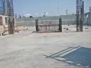 The finished slab provides a uniform surface without any shrinkage cracks or contraction joints. The slab was constructed by adding CompCon, a shrinkage-compensating component, to a standard concrete mix to create shrinkage-compensating concrete in accordance with ACI 223R10, “Guide for the Use of Shrinkage-Compensating Concrete.”
