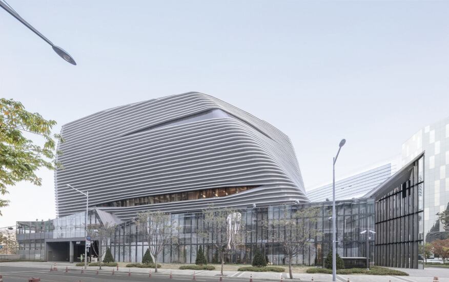 The first floor is a transparent base that
invites people in; the upper levels house showrooms and are largely windowless.