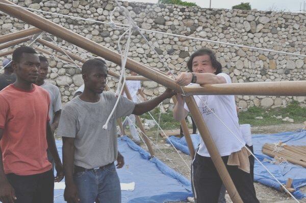 Shigeru Ban with his Paper Emergency Shelter in Haiti (2010)