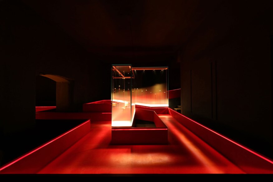 Each display is then lit from above using miniature 3000K 14- and 30-degree LED spotlights for glare-free accent lighting.