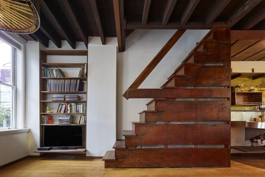 The minimalist staircase next to the kitchen