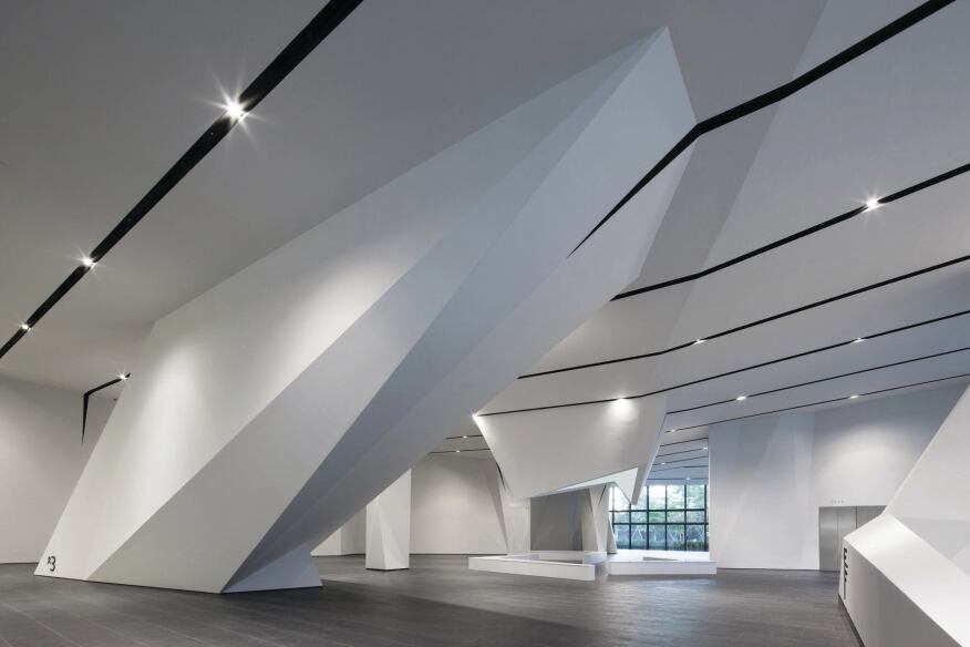 The ground floor forms a sort of hypostyle hall, with the articulated ceiling plane extending to the ground to encase columns, elevators, and escalators. The stone tiles that line the space are part of the flooring detail system designed by NADAAA, which aims to continue the exterior plaza into
the building.