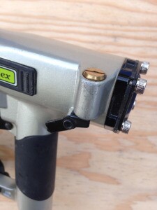 The head of the gun has a built-in air blower.