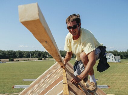 The author removes the temporary strips on top of the ridge, leaving a space for ridge ventilation.