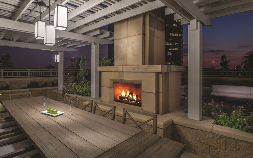 Lincoln’s 7 Riverway in Houston features Galleria Skyline views, an outdoor lounge area, a resort-style pool, a gourmet resident kitchen, and a health center.
