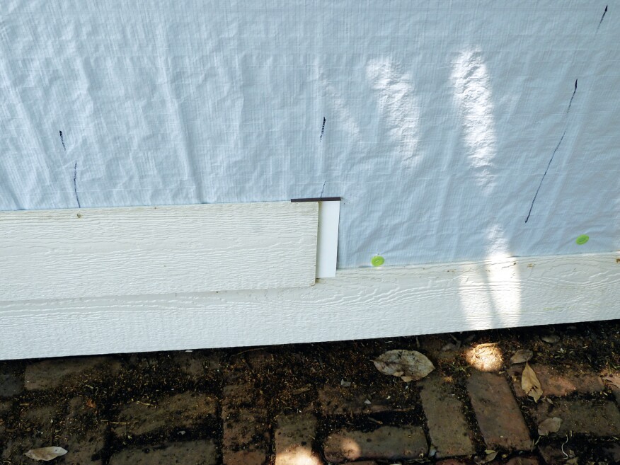 Fiber-cement and some engineered-wood sidings can swell at butt joints. Follow manufacturer instructions, as installation procedures vary by siding brand. Some may want butt joints caulked, while others may prefer use of joint flashing. Photo: Greg Burnet