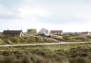 The house’s form was influenced by wind and wave patterns; its western red cedar skin was selected to resist corrosion.