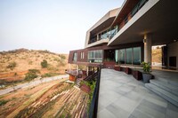Overlapping House